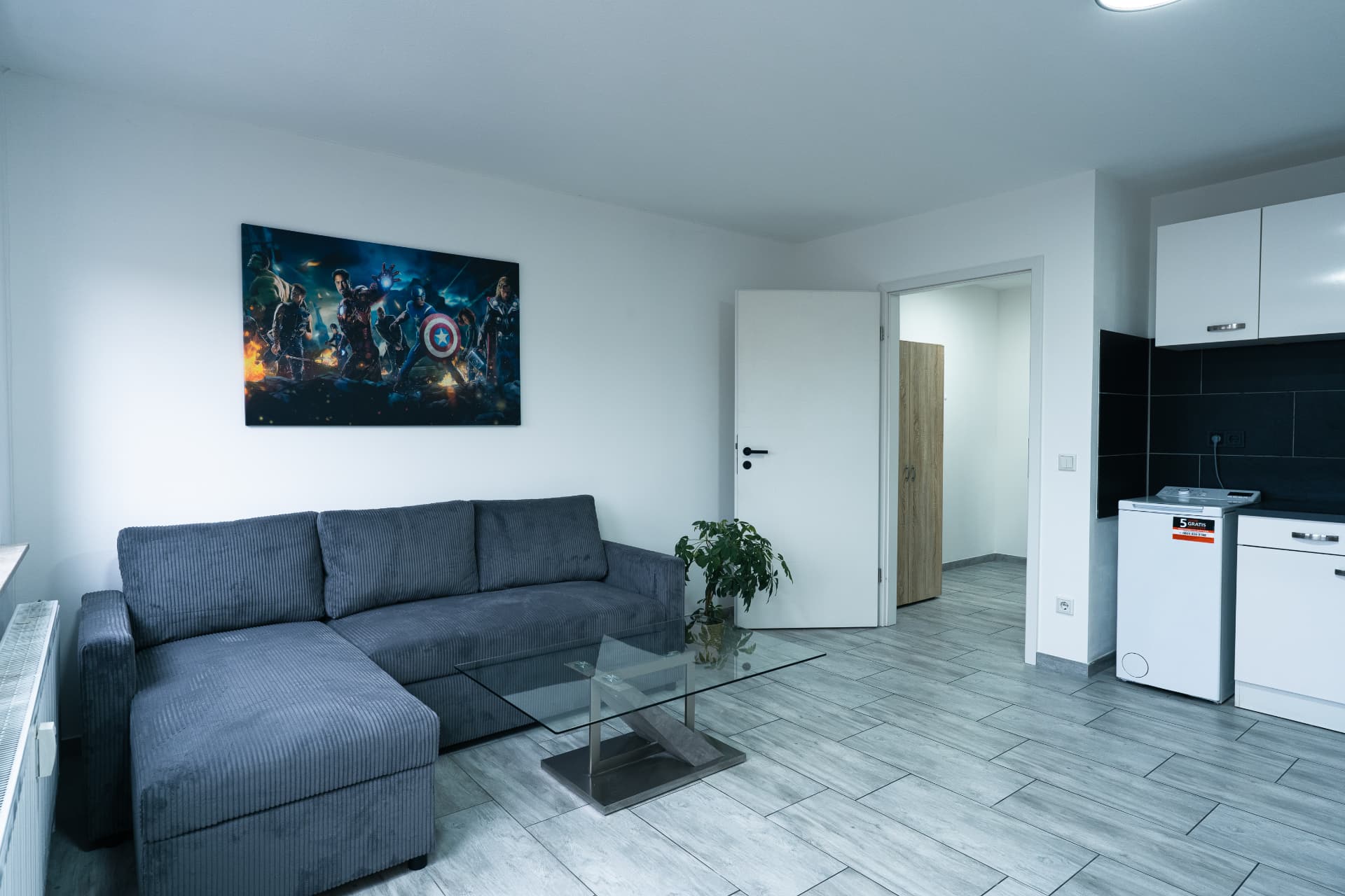 Angerstraße 15 – Wohnzimmer mit Küchenzeile