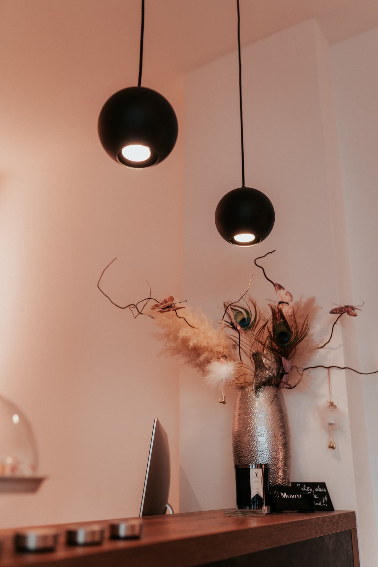 Friseursalon – Empfang mit Pendelleuchten und Holztheke